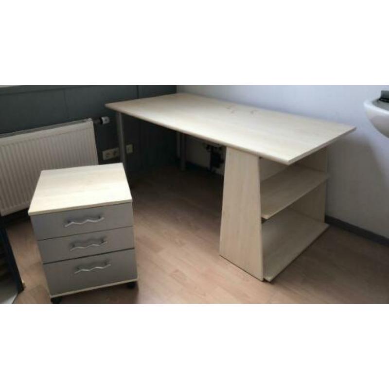 Bureau met ladekastje op wielen