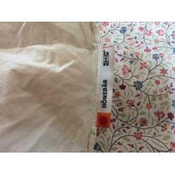 Complete bedset, 2 dekbedden en 2 overtrekken, kussen gratis