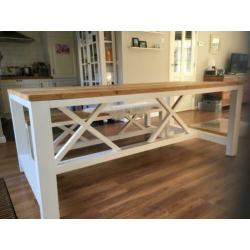 Mooie witte eettafel en bankje met steigerhouten blad