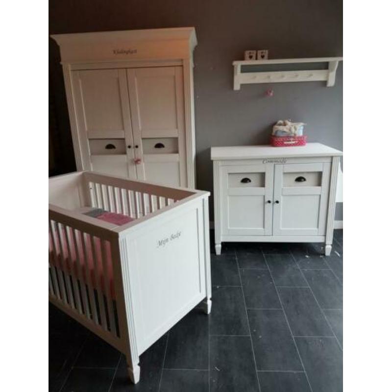 Landelijk gerestylde massief houten babykamer 3 delig