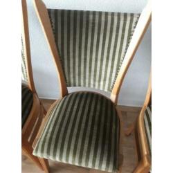 4 houten eetkamerstoelen