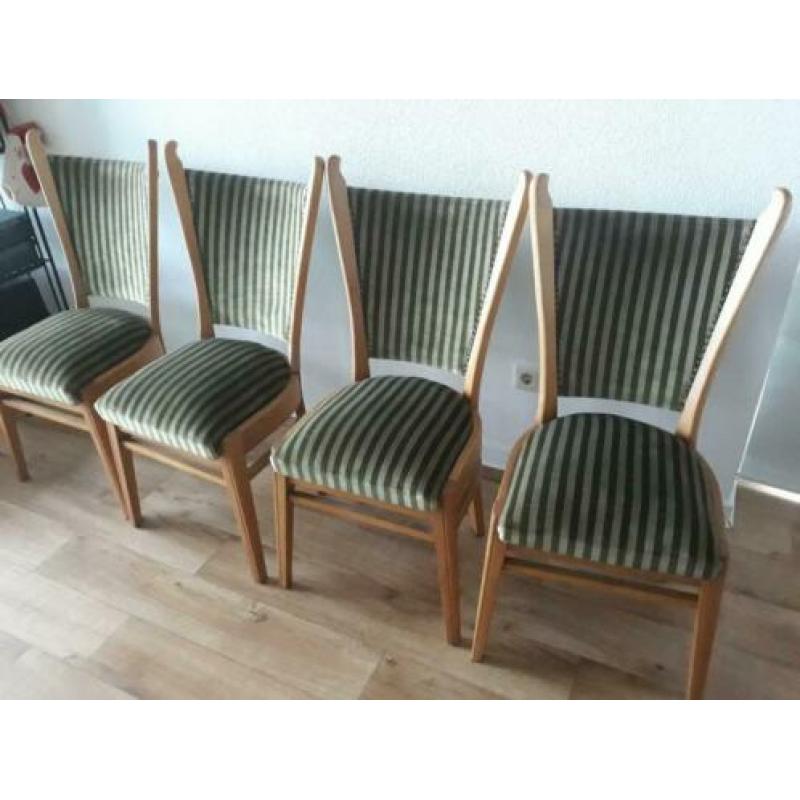 4 houten eetkamerstoelen