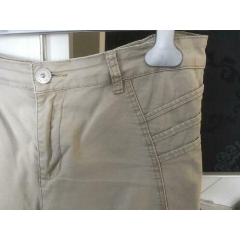 Beige. Broek. Driekwart. Beige. Maat 42.