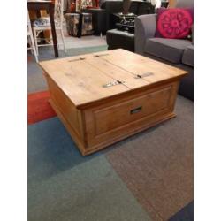 Houten salontafel, kist, met 2 deksels. Massief hout.