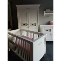Landelijk gerestylde massief houten babykamer 3 delig