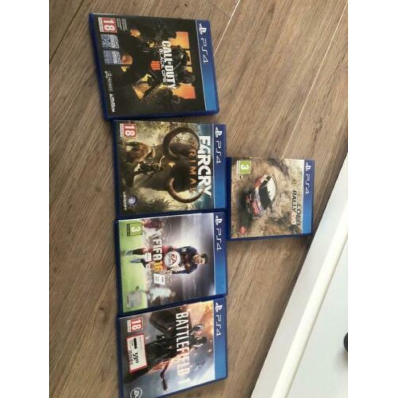 Te koop PlayStation 4 met 5 spellen en 2 controllers