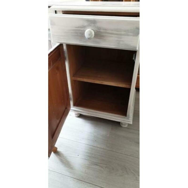 Te koop 2 nachtkastjes.
