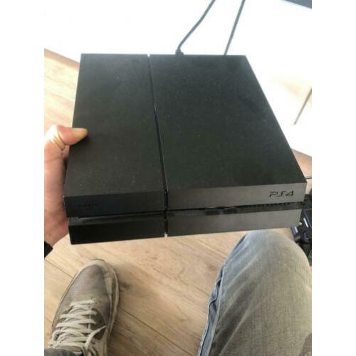 Te koop PlayStation 4 met 5 spellen en 2 controllers