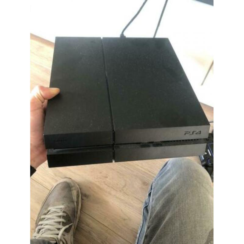 Te koop PlayStation 4 met 5 spellen en 2 controllers