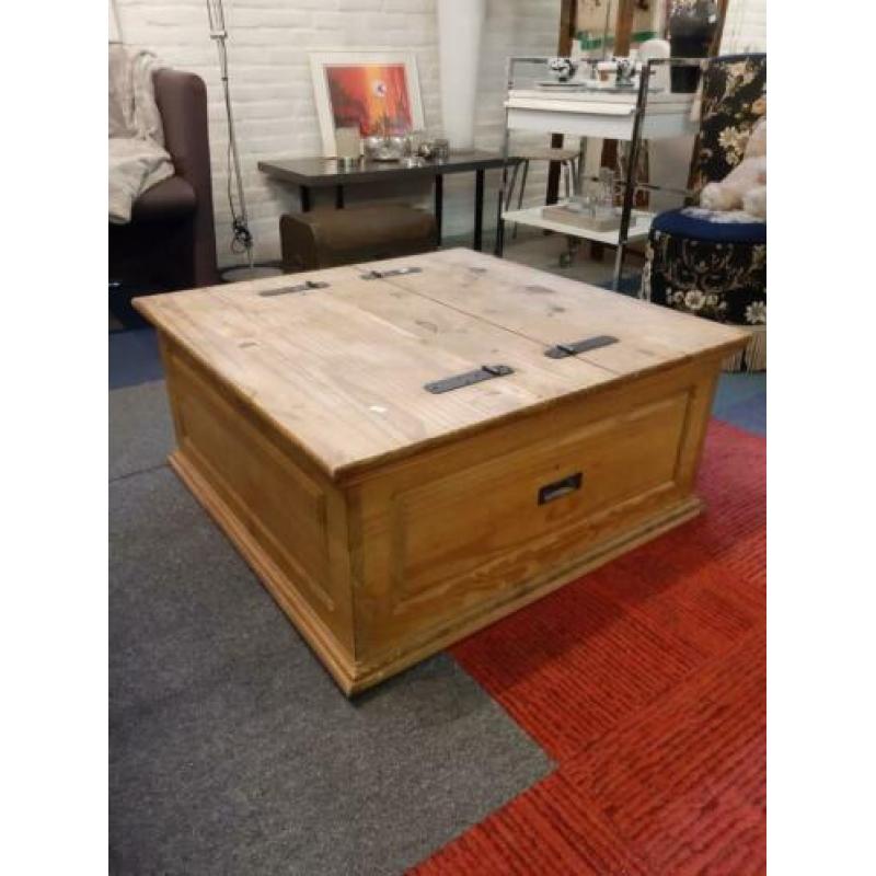 Houten salontafel, kist, met 2 deksels. Massief hout.