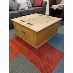 Houten salontafel, kist, met 2 deksels. Massief hout.