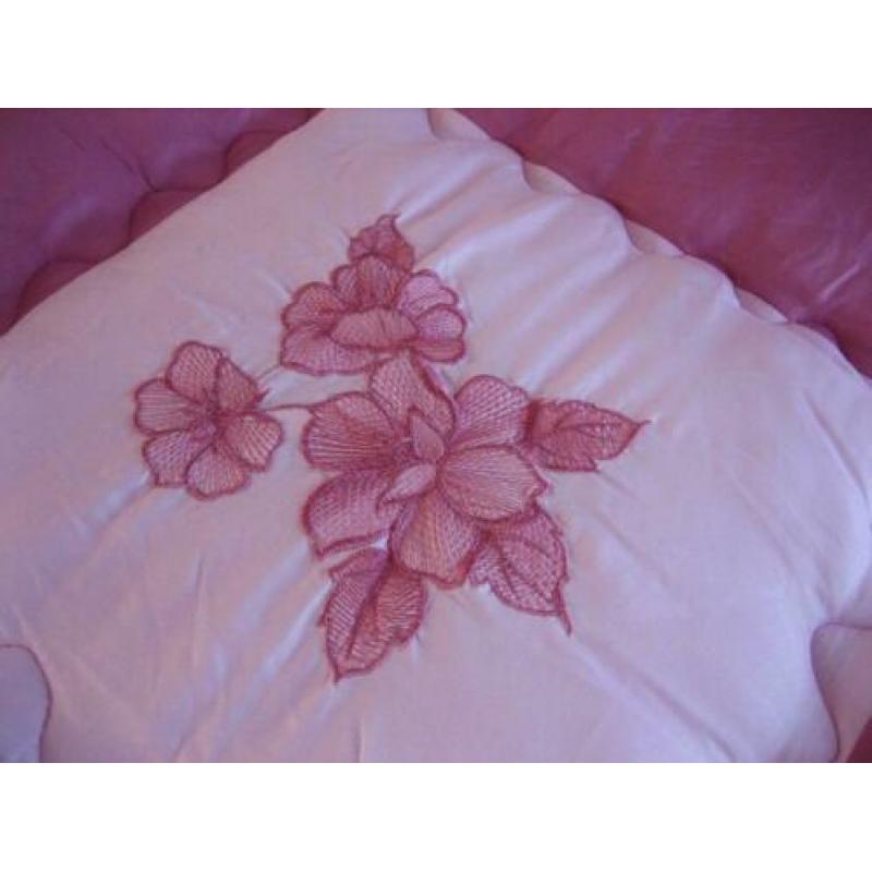 Patchwork quilt / sprei / met opgeborduurde bloemen /bedspre