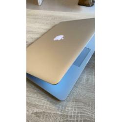 Apple MacBook Pro 15 Inch Mid 2015/ 512GB/ 2.5GHz i7 Met Bon