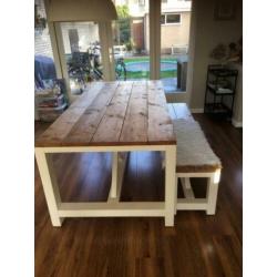 Mooie witte eettafel en bankje met steigerhouten blad