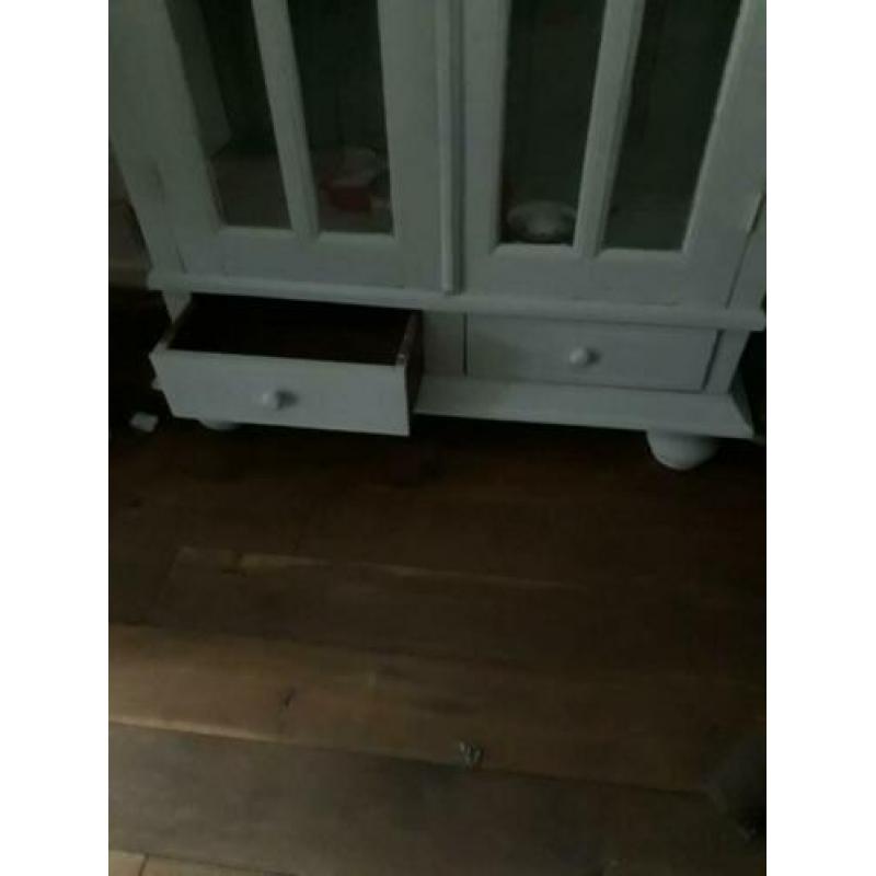 Hele gave, oude vitrinekast