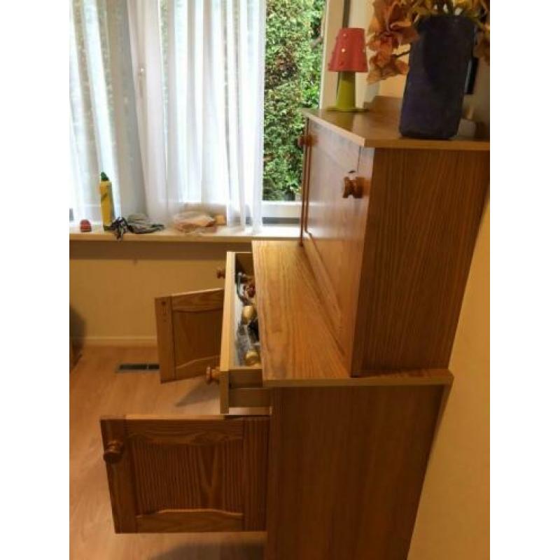 Commode van grenenhout