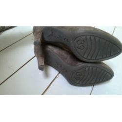 Mooie bruine suede Unisa pumps maat 39