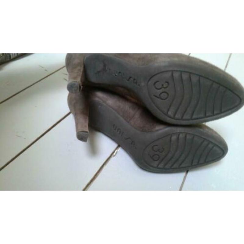 Mooie bruine suede Unisa pumps maat 39
