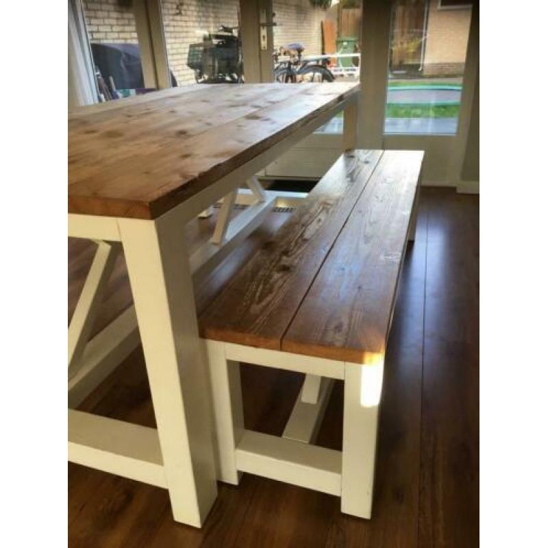Mooie witte eettafel en bankje met steigerhouten blad