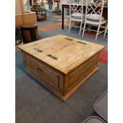 Houten salontafel, kist, met 2 deksels. Massief hout.