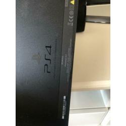 Te koop PlayStation 4 met 5 spellen en 2 controllers