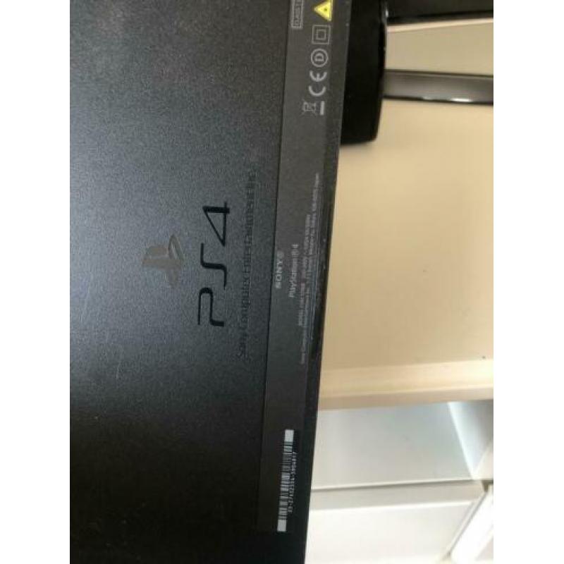 Te koop PlayStation 4 met 5 spellen en 2 controllers