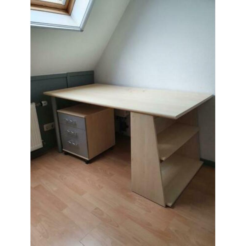 Bureau met ladekastje op wielen