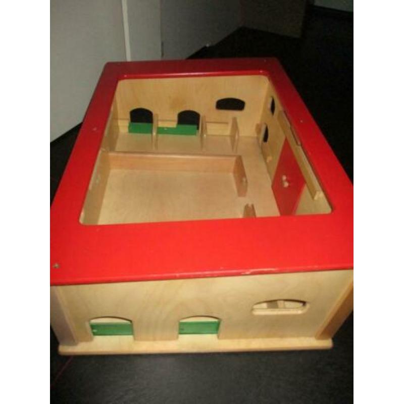 Grote zware houten stal/garage.