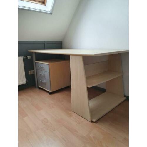 Bureau met ladekastje op wielen