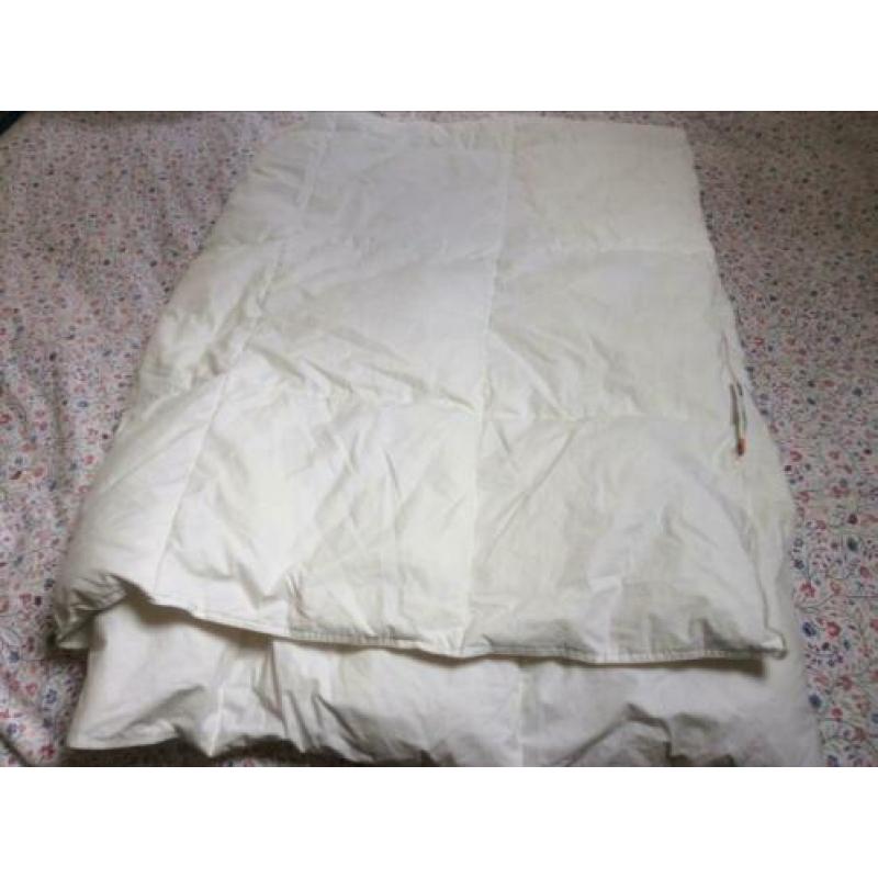 Complete bedset, 2 dekbedden en 2 overtrekken, kussen gratis