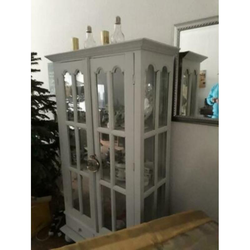 Hele gave, oude vitrinekast