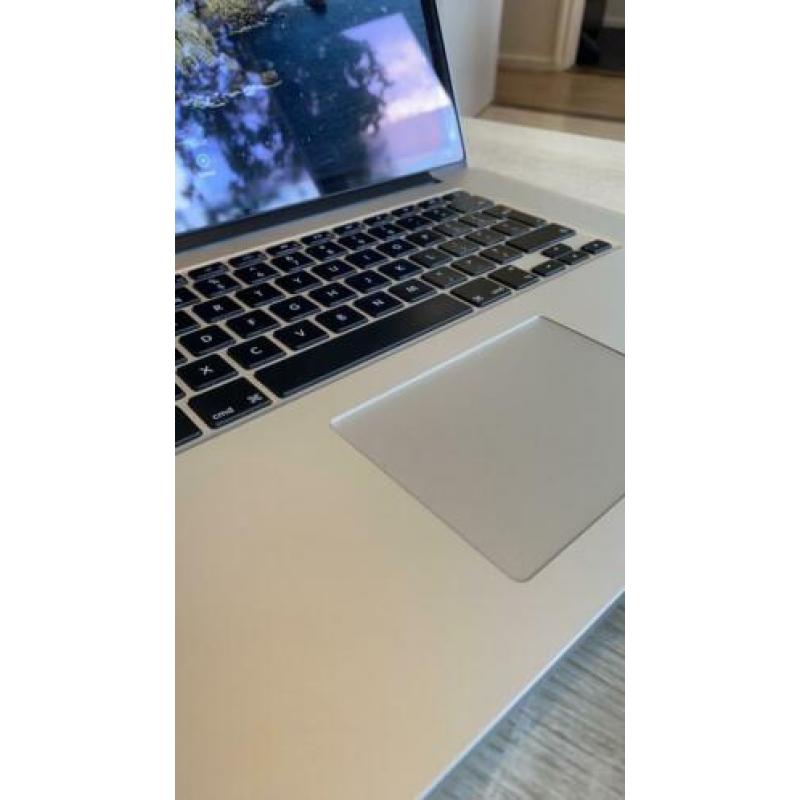 Apple MacBook Pro 15 Inch Mid 2015/ 512GB/ 2.5GHz i7 Met Bon
