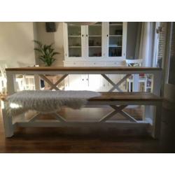 Mooie witte eettafel en bankje met steigerhouten blad