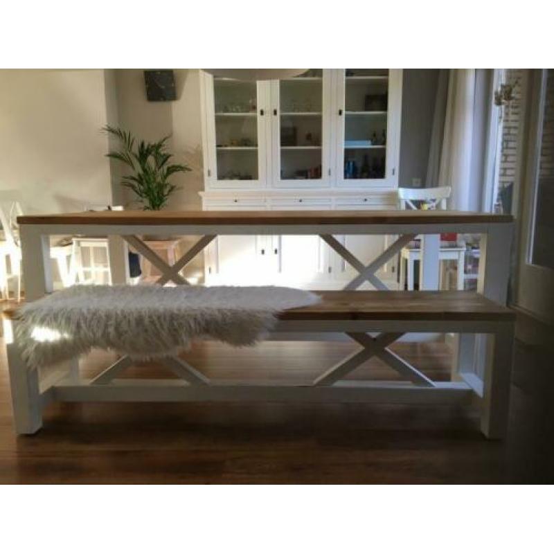 Mooie witte eettafel en bankje met steigerhouten blad