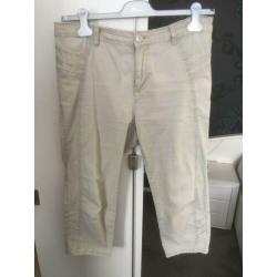 Beige. Broek. Driekwart. Beige. Maat 42.