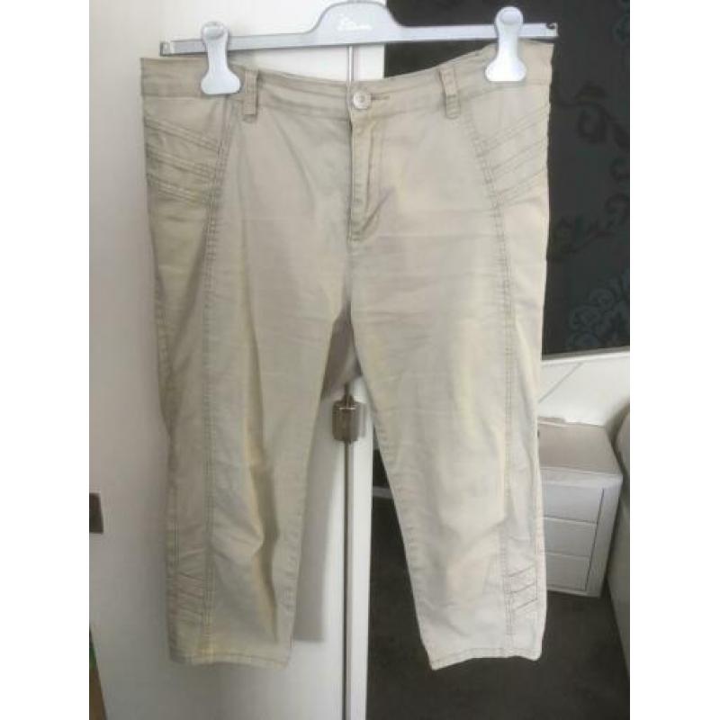 Beige. Broek. Driekwart. Beige. Maat 42.