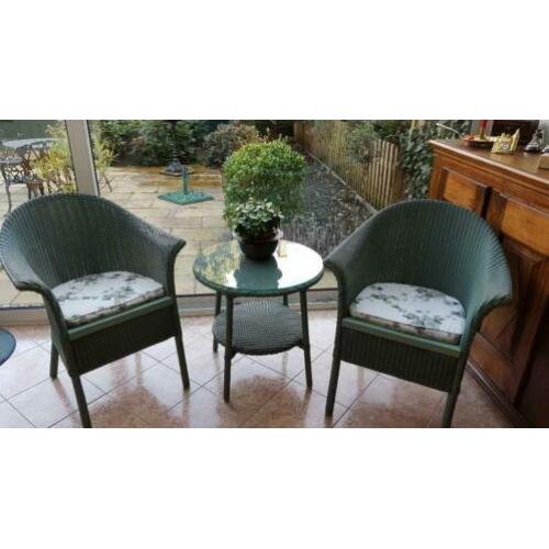 Gezellig zitje bestaande uit een rond tafeltje met 2 stoelen