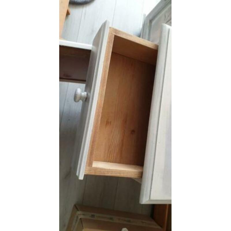 Te koop 2 nachtkastjes.