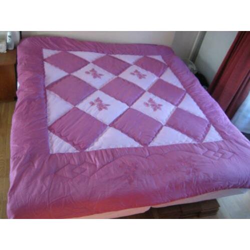 Patchwork quilt / sprei / met opgeborduurde bloemen /bedspre