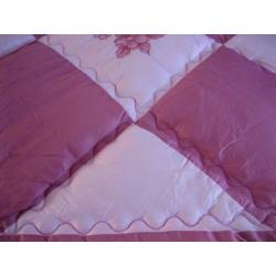 Patchwork quilt / sprei / met opgeborduurde bloemen /bedspre