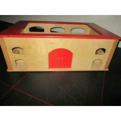 Grote zware houten stal/garage.