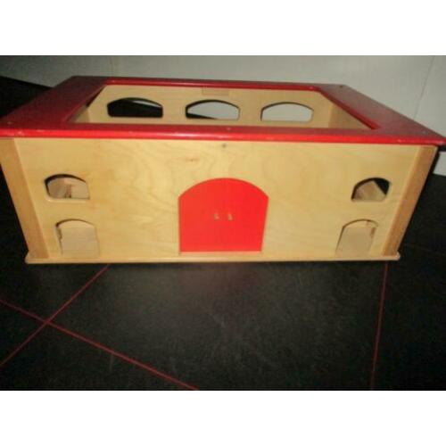 Grote zware houten stal/garage.