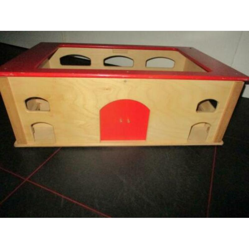 Grote zware houten stal/garage.