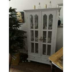 Hele gave, oude vitrinekast
