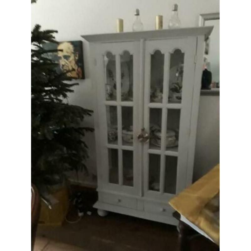 Hele gave, oude vitrinekast