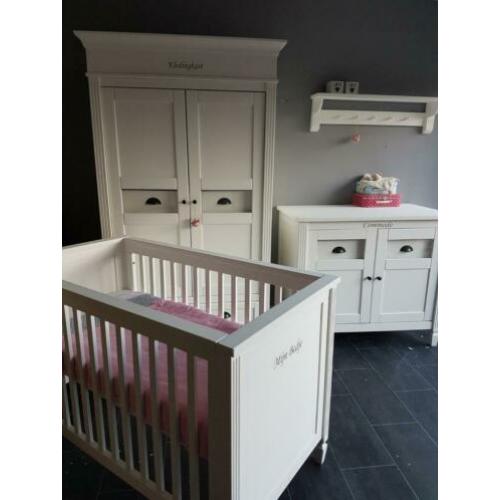 Landelijk gerestylde massief houten babykamer 3 delig