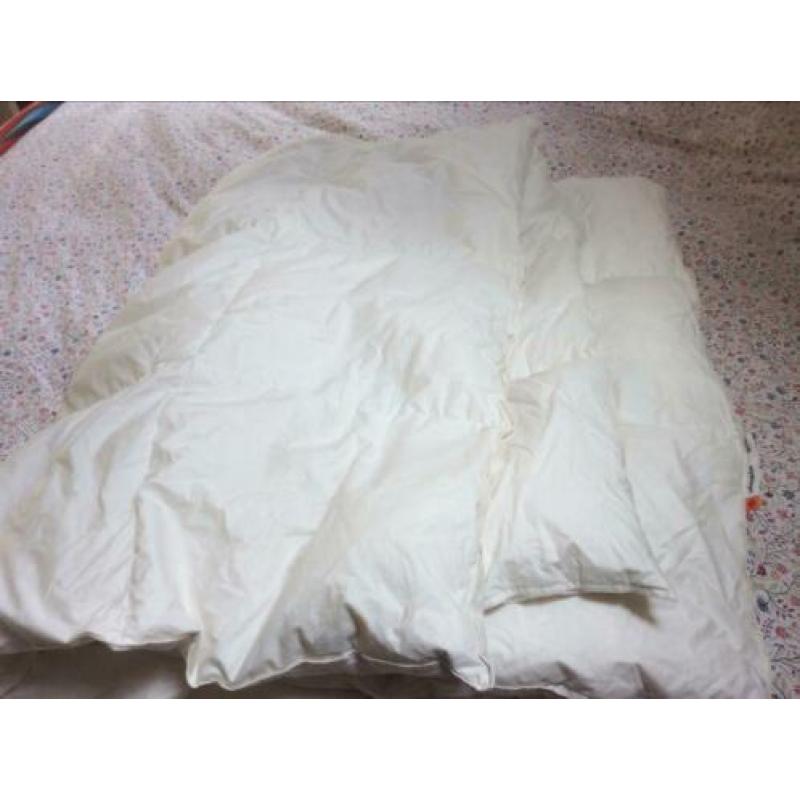 Complete bedset, 2 dekbedden en 2 overtrekken, kussen gratis