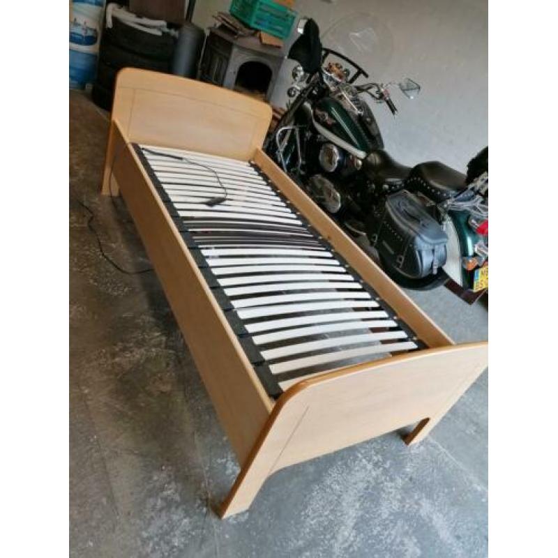 Seniorenbed met electrisch verstelbare lattenbodem. 90 x 200