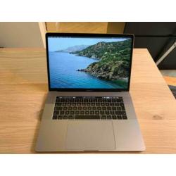 Macbook Pro 15 Compleet zo goed als nieuw!
