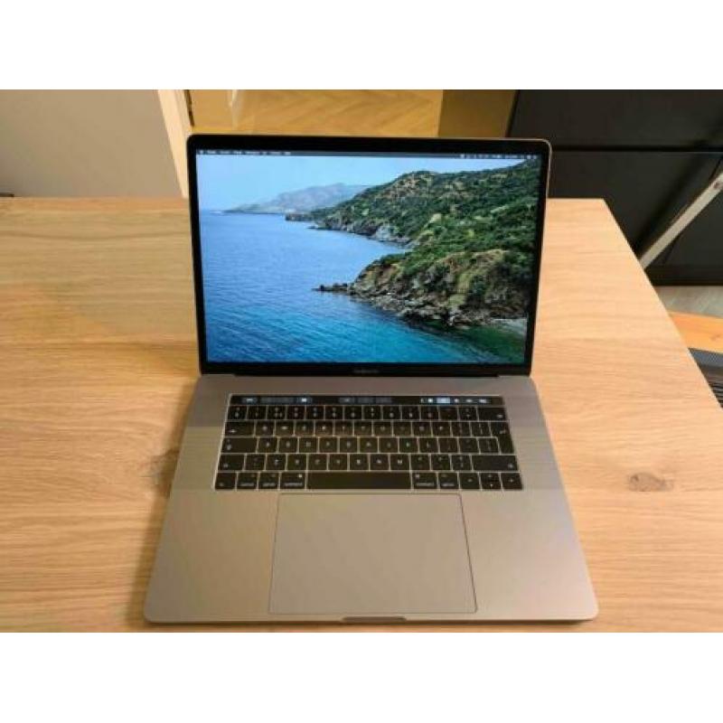 Macbook Pro 15 Compleet zo goed als nieuw!